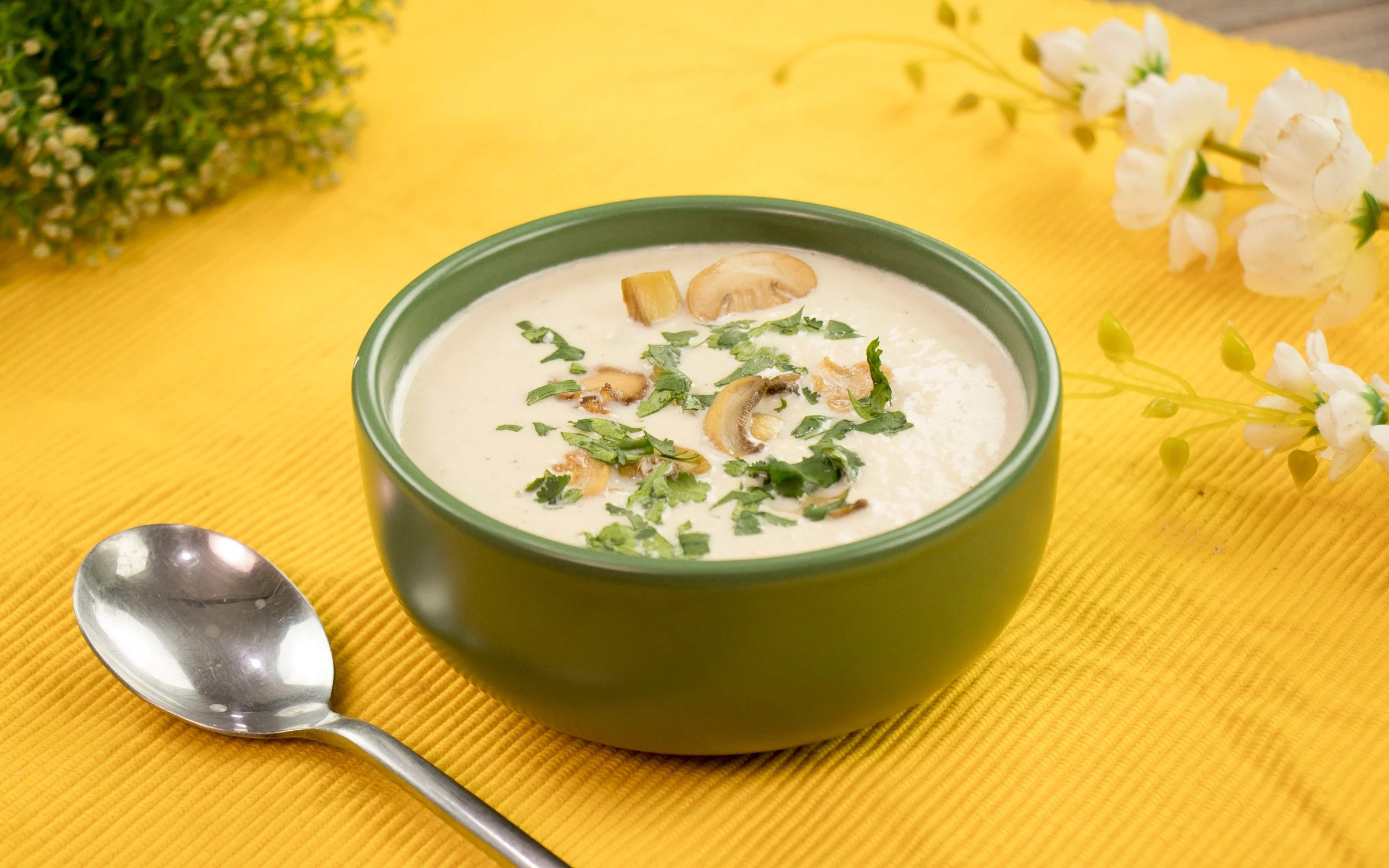 How to prepare chicken soup with cream and saffron?